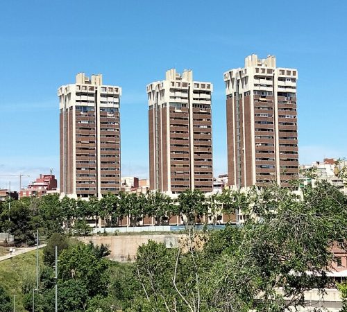 104_Edificis_Símbol,_av._Cornellà_13-25_(Esplugues_de_Llobregat),_des_del_c._Josep_Anselm_Clavé